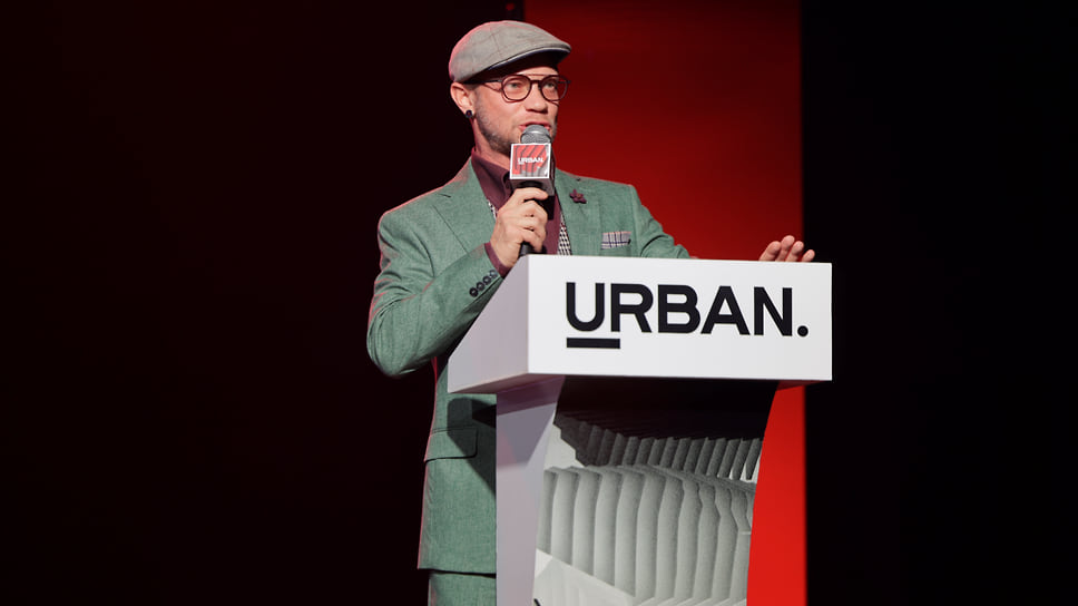 Ведущий Дмитрий Хрусталев