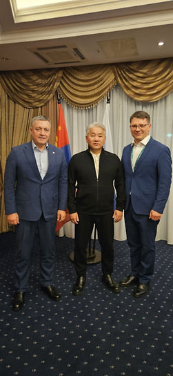 Слева направо: губернатор Иркутской области Игорь Кобзев, министр экономики и развития Монголии Жадамбын Энхбаяр, директор по взаимодействию с органами государственной власти «Фармасинтеза» Евгений Орачевский