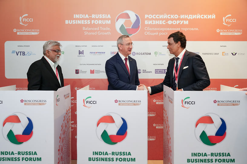 Слева направо:  председатель группы компаний БДР «Фармасьютикалз» Дхармеш Шах,  губернатор Калужской области Владислав Шапша, президент группы компаний «Фармасинтез» Викрам Пуния