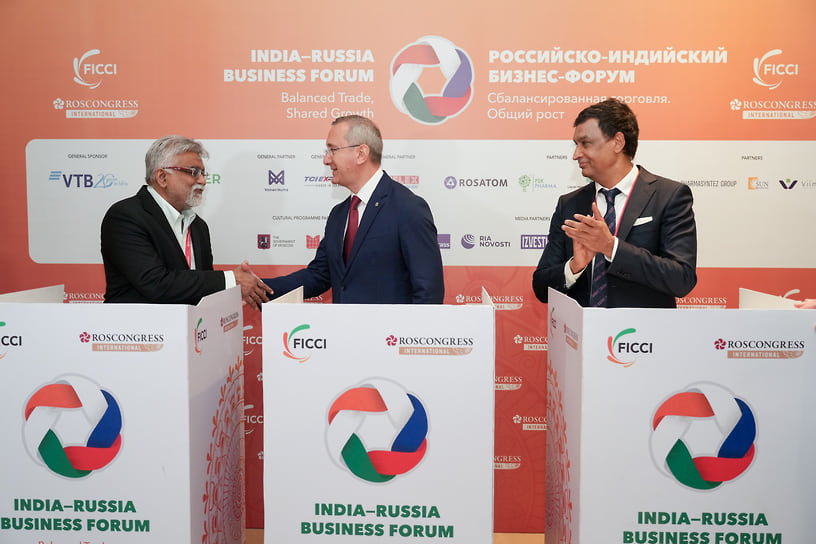 Слева направо:  председатель группы компаний БДР «Фармасьютикалз» Дхармеш Шах,  губернатор Калужской области Владислав Шапша, президент группы компаний «Фармасинтез» Викрам Пуния