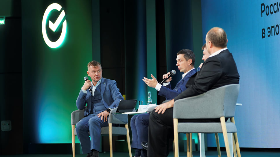 Заместитель председателя правления Сбербанка Анатолий Попов (слева), Сергей Хотимский, первый заместитель председателя правления Совкомбанка (в центре)