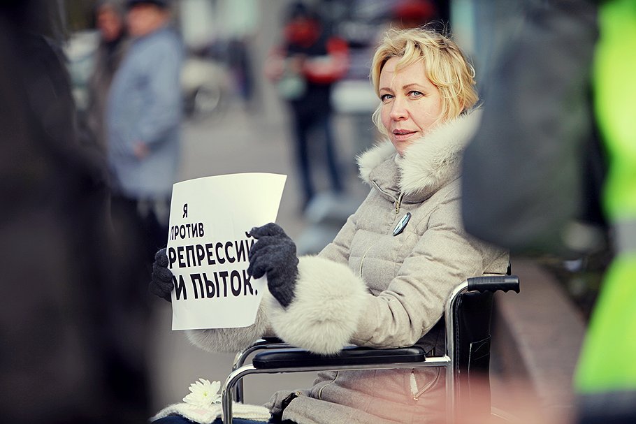 Поощрительный приз 
Елена Сус. 
Татьяна Лазарева во время пикета в поддержку политзаключенных