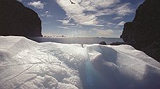 Круизный лайнер застрял в антарктических льдах