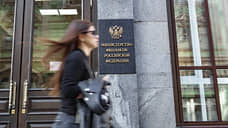 Минфин запасается валютой