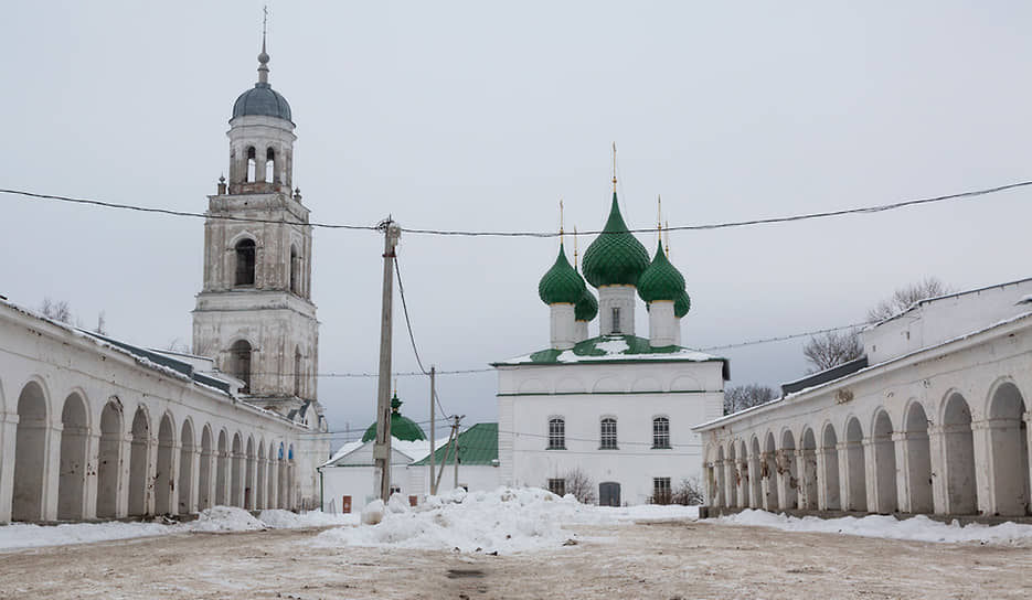 Вид на старые торговые ряды, торговую площадь и Троицкий собор в центре города Пошехонье 