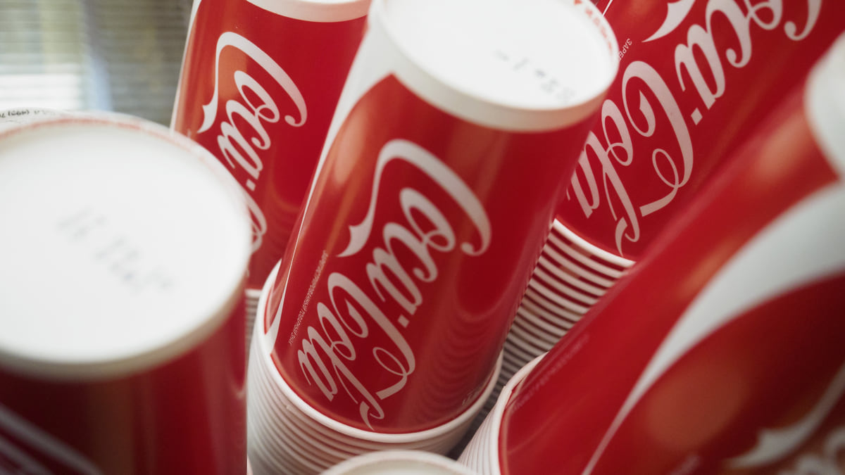 Компания Coca-Cola снова регистрирует свои бренды в России