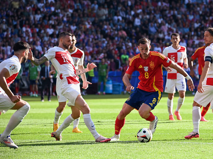 Игрок сборной Испании Фабиан Руис (в центре) во время матча