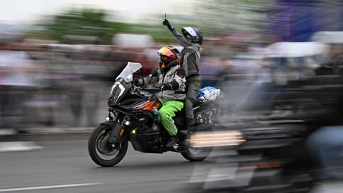 Мотоциклистов встраивают в ряд // Нужно ли запрещать байкерам езду между полосами