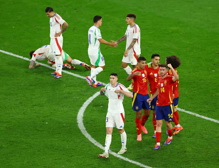 Испанский защитник Эмерик Ляпорт (справа) с товарищами по команде после матча