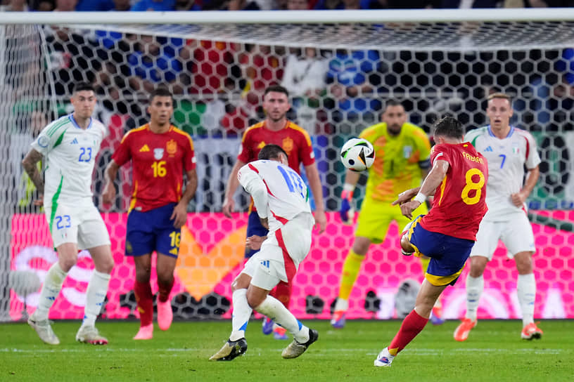 Испанский полузащитник Фабиан Руис пробивает ворота Италии 
