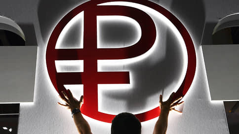 Рубль подстраивается под факторы // Почему снижается курс национальной валюты