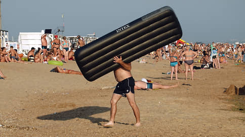 Туристы грязи не боятся // Несмотря на разлив мазута, отдыхающие открыли купальный сезон в Анапе