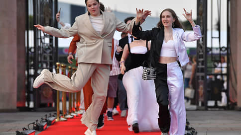 Праздник на выпуск // Какие наряды и форматы вечеринок для старшеклассников выбирают в этом году