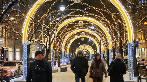 Столицы мерятся украшениями // Во сколько обошлось новогоднее оформление Москвы и Санкт-Петербурга