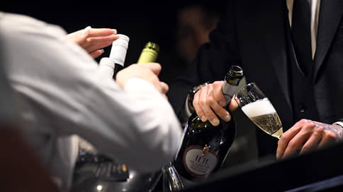 Бокалы наполняются отечественным // Какие импортные алкогольные напитки останутся в России