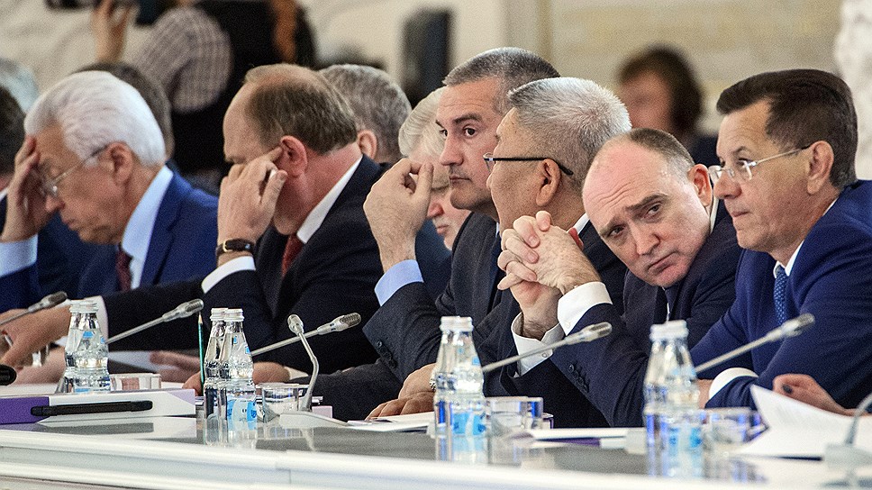 Политологи увидели в Борисе Дубровском (второй справа) умение сдерживать негативные тенденции