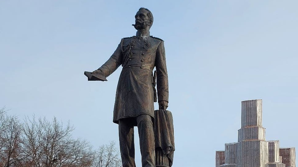 Памятник Александру II находится в охранной зоне храма Александра Невского