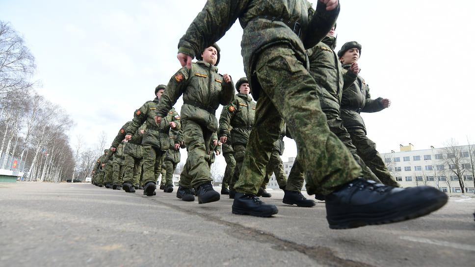 Принятие поправок позволит предоставлять контрактникам те же меры поддержки, что и мобилизованным