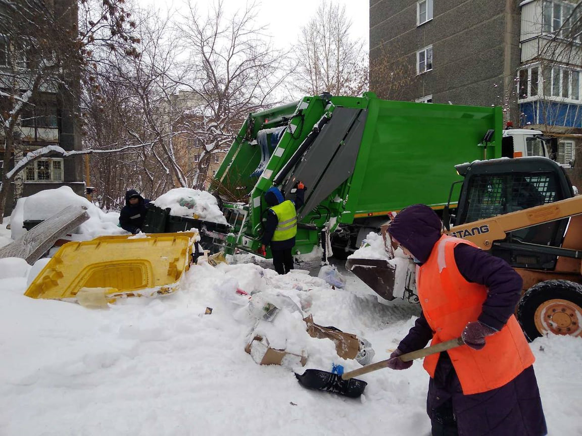 Во дворах многоквартирных домов даже сами мусорные контейнеры не были оперативно очищены от снега