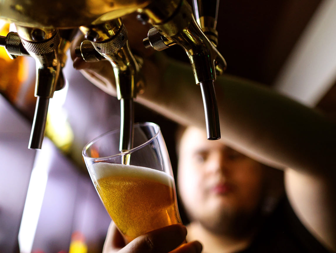 Запрет на ночную продажу пива в барах в жилых домах начнет действовать с 1 сентября