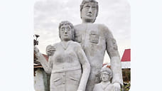 Жители Троицка Челябинской области не одобрили памятник «Семья солдата СВО»