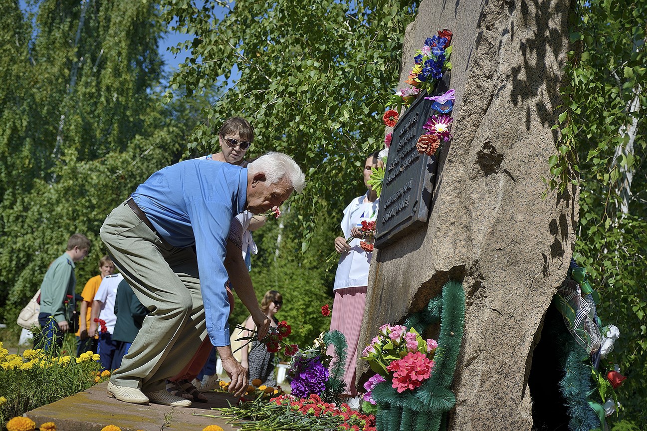 Перезахоронены были лишь останки 350 человек. По разным оценкам, в чреве Золотой горы покоятся останки от 11 до 35 тыс. человек, погибших в 1937-1946 гг.