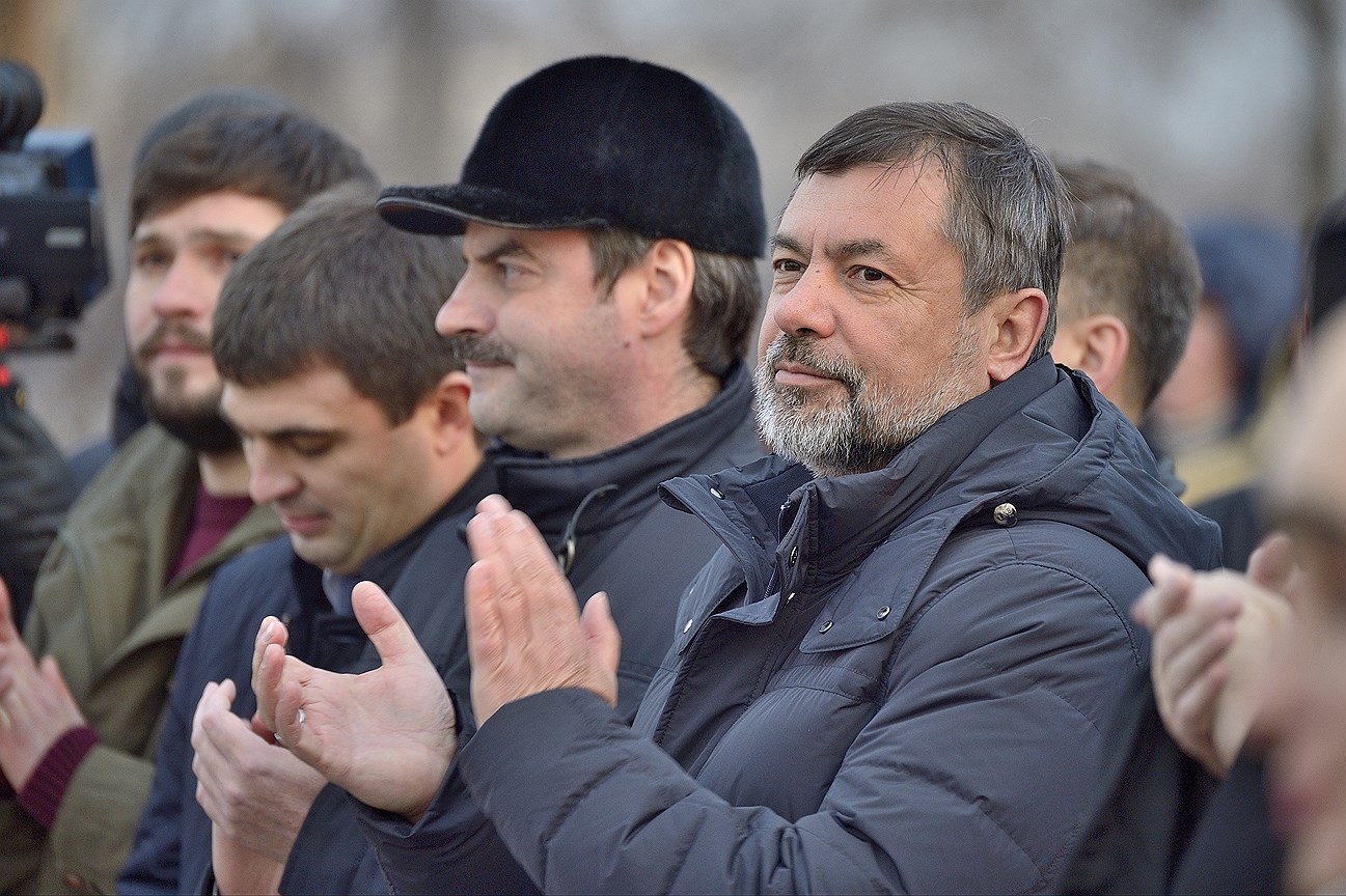 Создатели памятника Петру Столыпину в Челябинске: скульптор Антон Плохоцкий (крайний слева), депутат Калининского райсовета Челябинска Кирилл Чиглинцев (второй слева), первый вице-губернатор Челябинской области Евгений Редин (в центре), президент фонда изучения наследия Петра Столыпина Павел Пожигайло (справа)