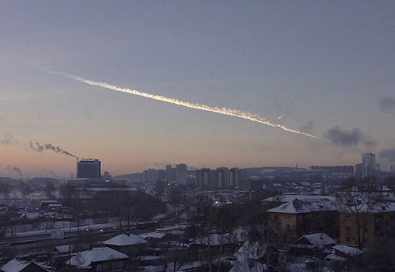 Некоторое время над городом сохранялся конденсационный след метеорита