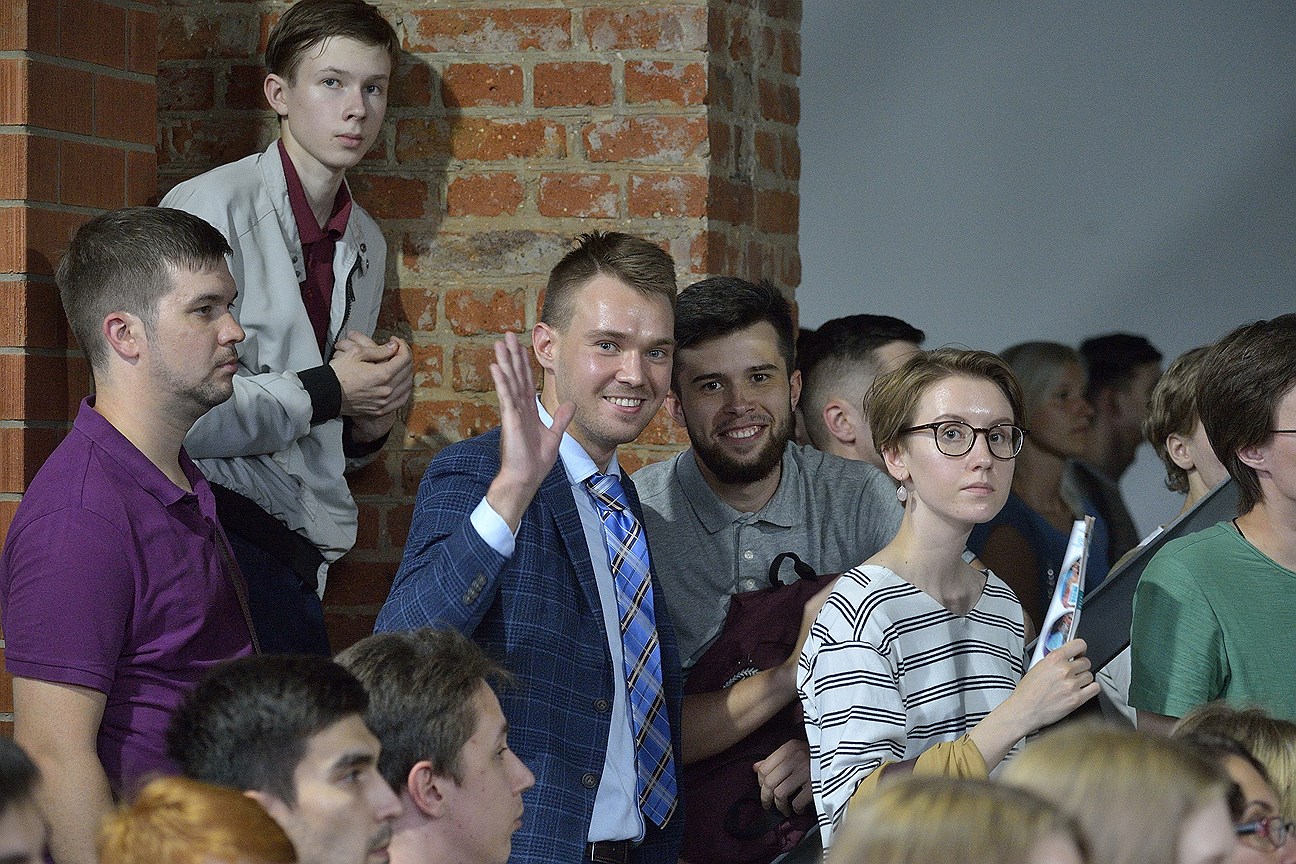 Зрители в креативном кластере SVOBODA2 на лекциях об организации городского пространства и муниципальных выборах Ильи Варламова и активиста Максима Каца