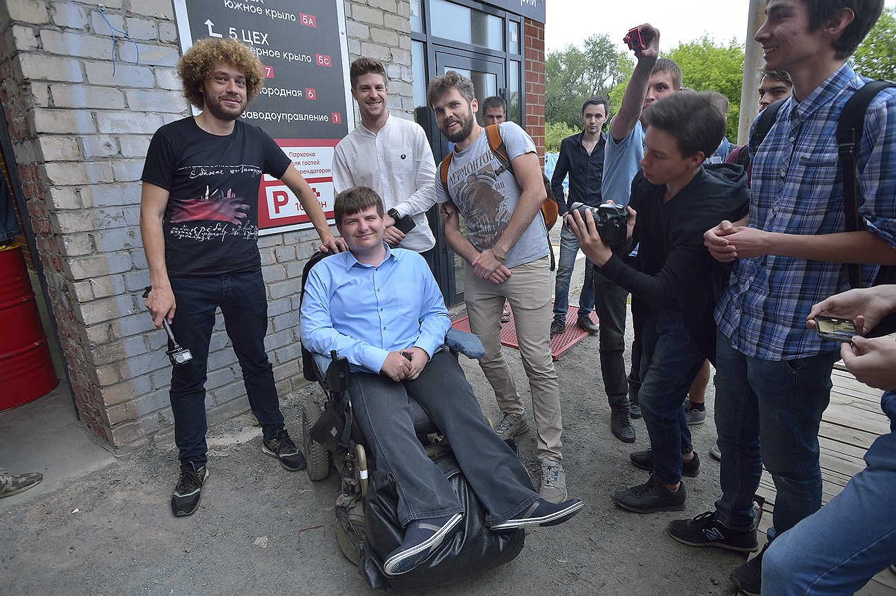 Зрители в креативном кластере SVOBODA2 на лекциях об организации городского пространства и муниципальных выборах Ильи Варламова и активиста Максима Каца