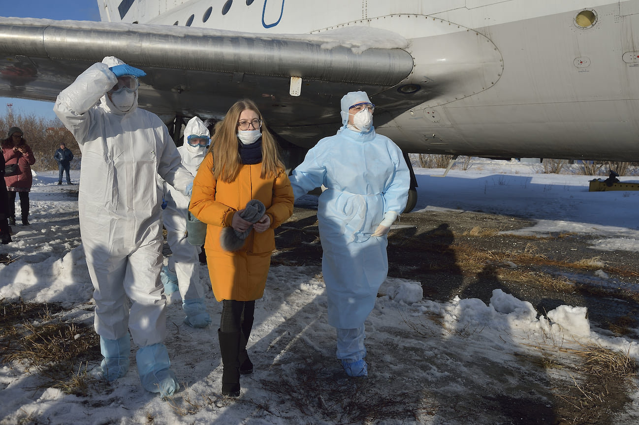 Учения по эвакуации пассажира с подозрением на коронавирус в аэропорту Челябинска