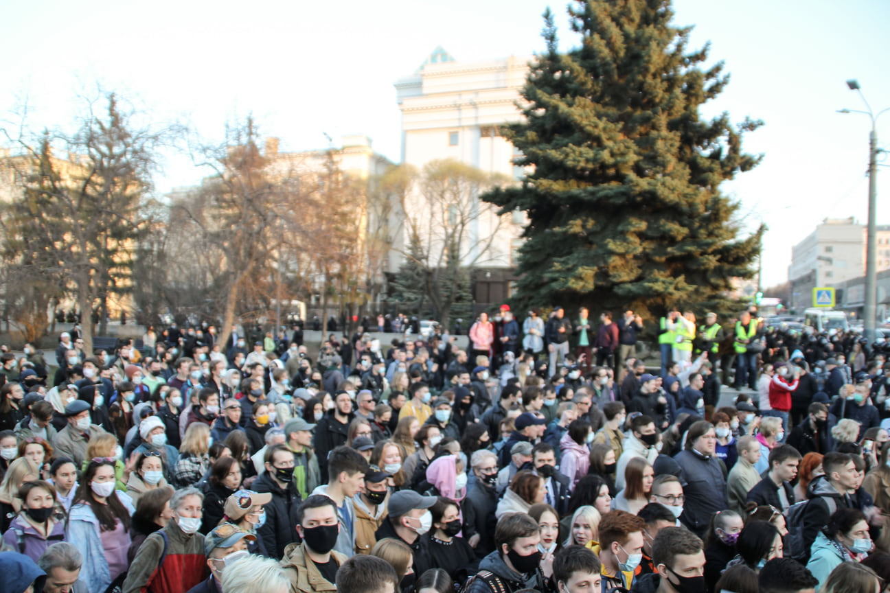 Несогласованная акция в поддержку оппозиционного политика Алексея Навального в Челябинске 21 апреля