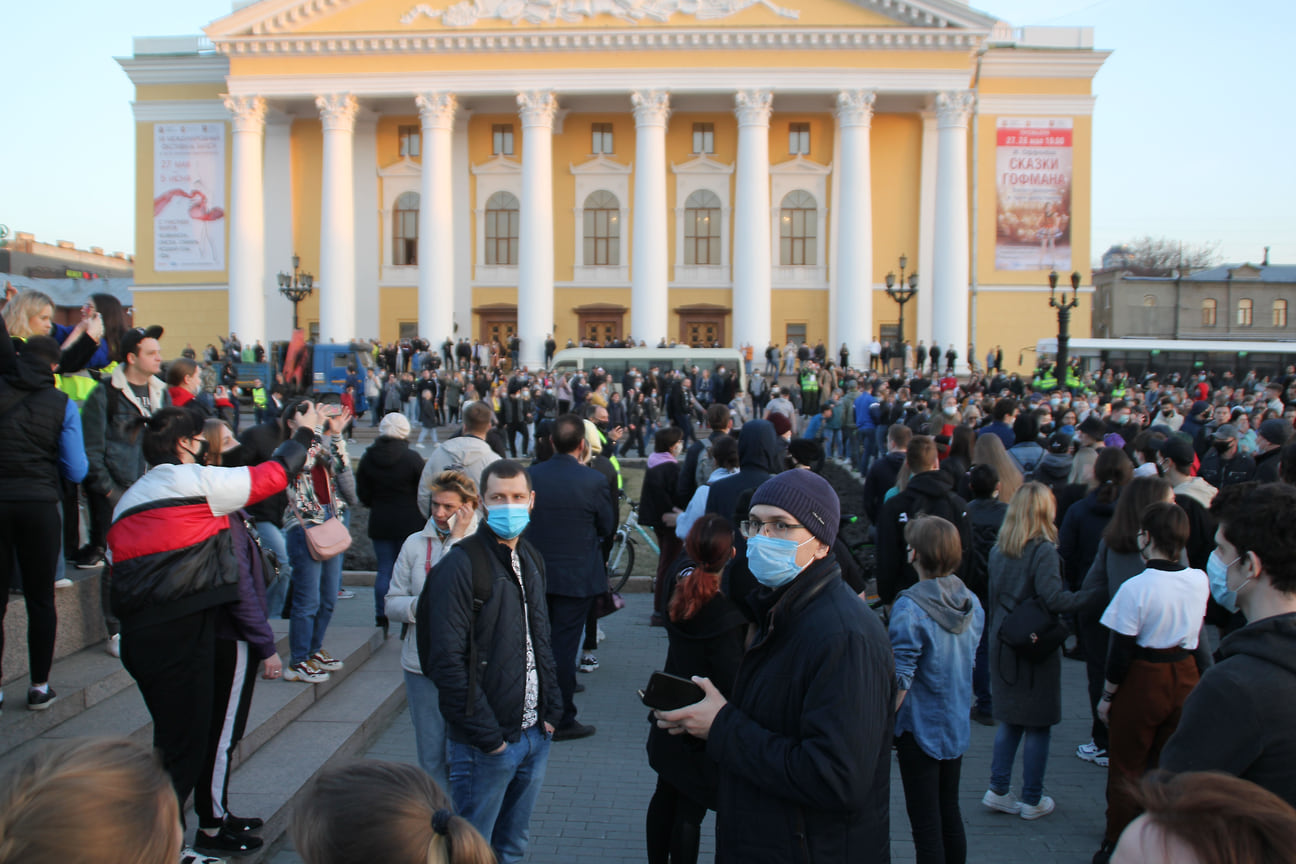 Несогласованная акция в поддержку оппозиционного политика Алексея Навального в Челябинске 21 апреля