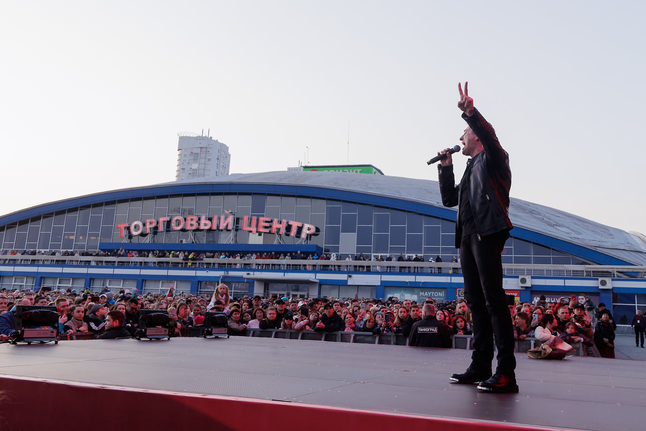 Празднование Дня Победы в Челябинске. Выступление Сергея Безрукова на концерте у Торгового центра