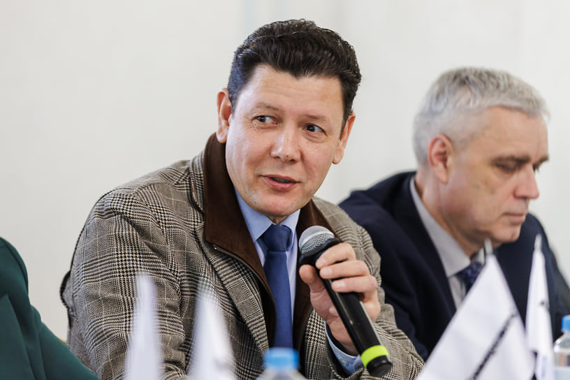 На фото в центре: Игорь Раков, директор департамента технического развития ПАО «ЧМК»