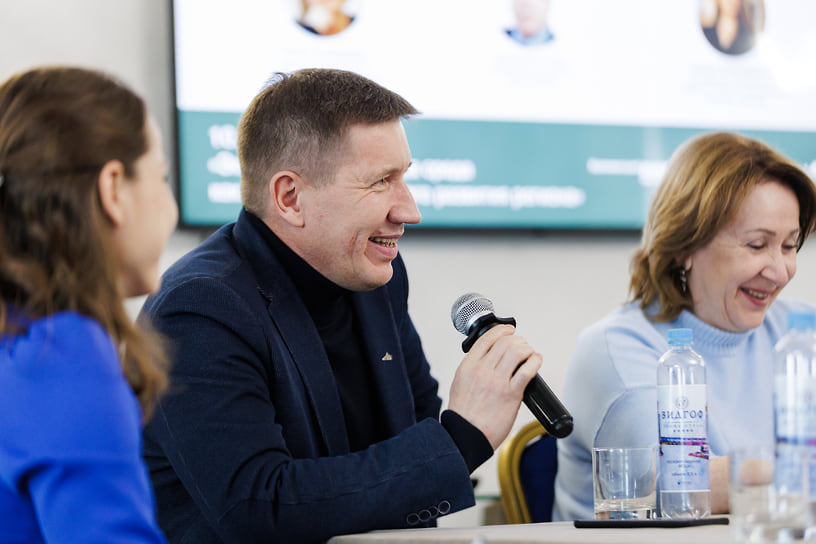 На фото в центре: Евгений Арзамасцев, технический директор ЗАО «Завод Минплита»