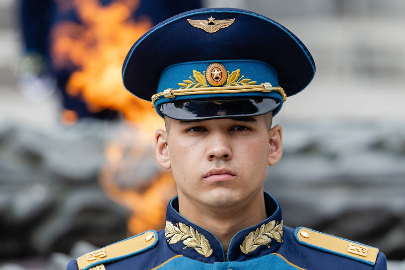 Возложение цветов и венков к Вечному огню