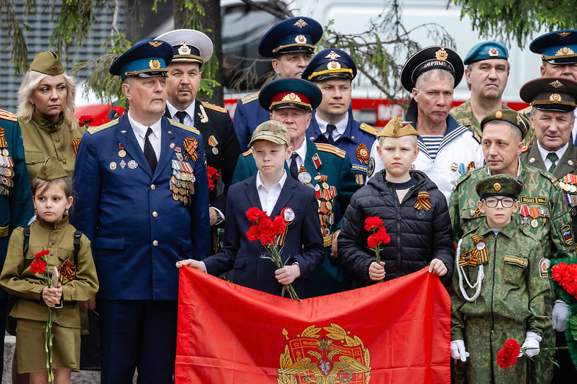 Возложение цветов и венков к Вечному огню