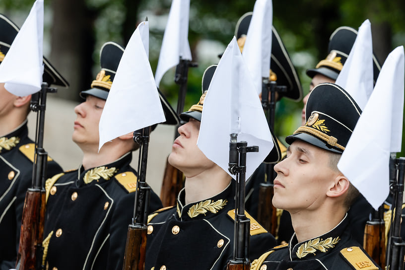 Возложение цветов и венков к Вечному огню