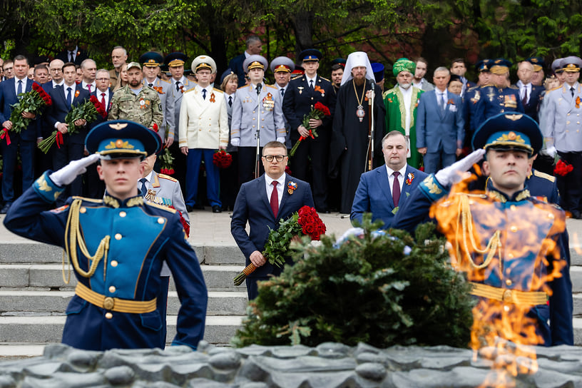 Возложение цветов и венков к Вечному огню