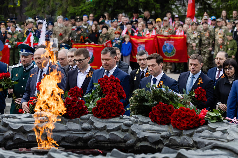Возложение цветов и венков к Вечному огню