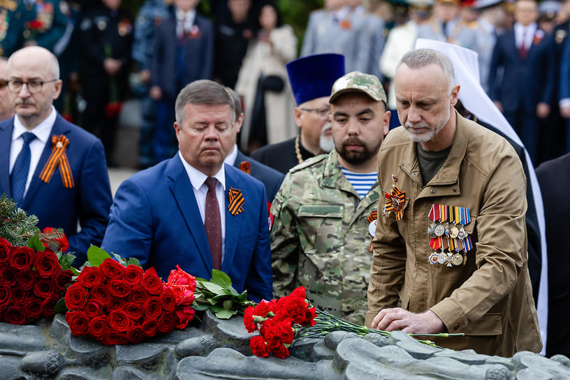 Возложение цветов и венков к Вечному огню