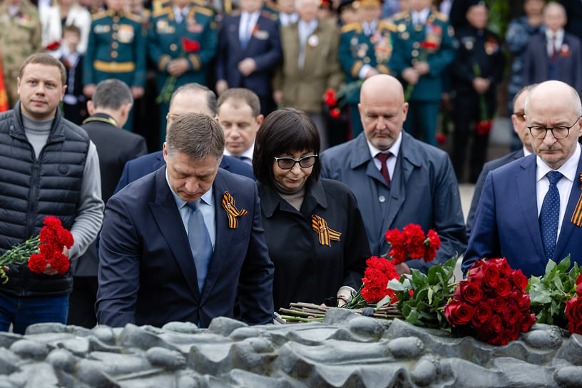 Возложение цветов и венков к Вечному огню