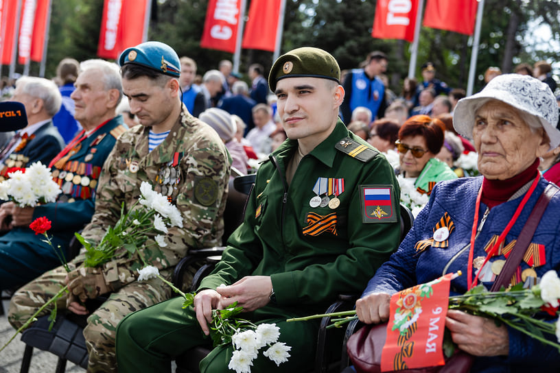 Парад Победы на площади Революции