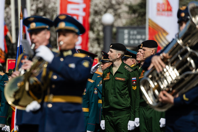 Парад Победы на площади Революции