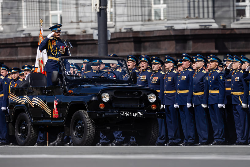 Парад Победы на площади Революции