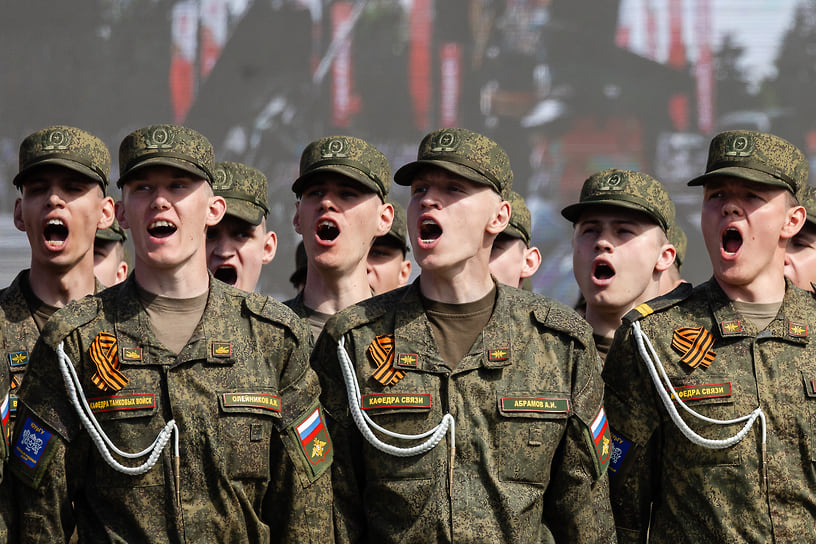Парад Победы на площади Революции