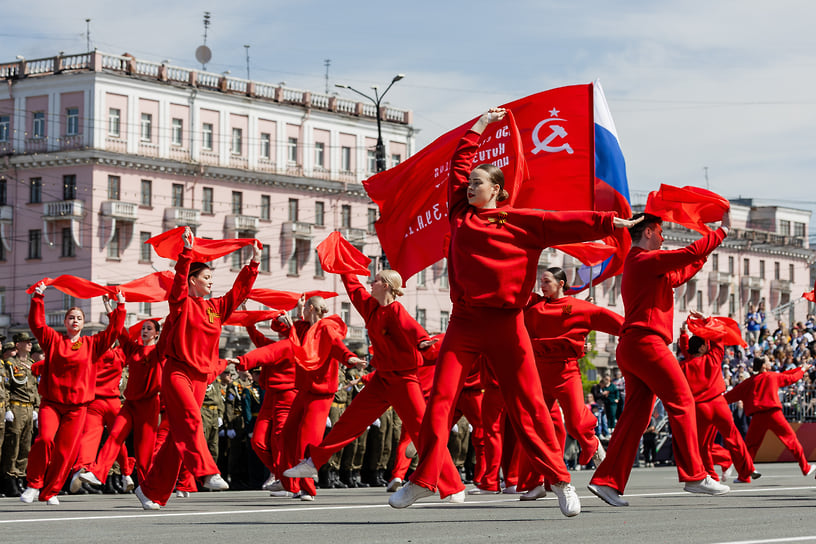 Парад Победы на площади Революции