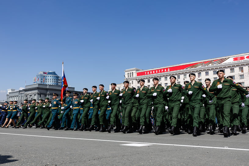 Парад Победы на площади Революции