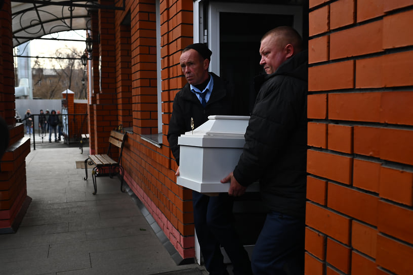 Прощание с погибшими во время взрыва на предприятии в Копейске